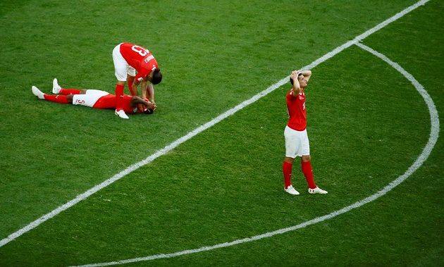 Zklamání švýcarských fotbalistů Granita Xhaky, Manuela Akandjiho a Ricarda Rodrigueze po vyřazení od Švédů.