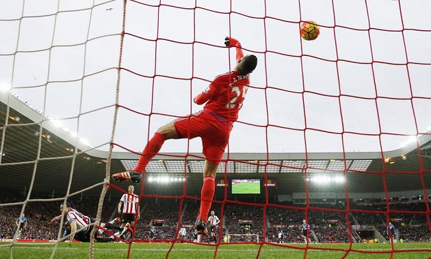 Benik Afobe z Bournemouthu překvapil svým zakončením brankáře Vita Mannoneho ze Sunderlandu v zápase 23. kola anglické Premier League.