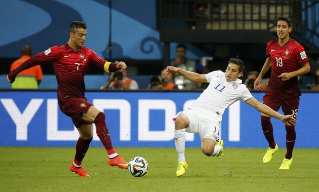 Americký záložník Alejandro Bedoya (v bílém dresu) se pokouší zastavit Portugalce Cristiana Ronalda. Vpravo přihlíží obránce André Almeida.