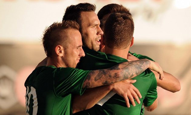 Jablonecký záložník Jan Vošahlík oslavuje se spoluhráči vítězný gól během utkání 3. předkola Evropské ligy mezi FK Baumit Jablonec a Stromsgodset IF.