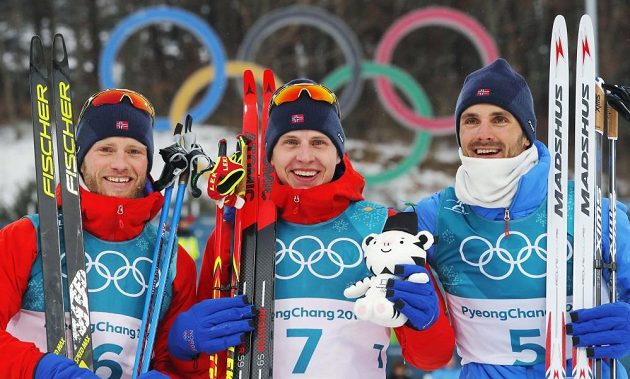 Kompletně norské stupně vítězů závodu ve skiatlonu na olympijských hrách v Koreji. Vítězný Simen Krüger (uprostřed), druhý Martin Johnsrud Sundby (vlevo) a třetí Hans Christer Holund.