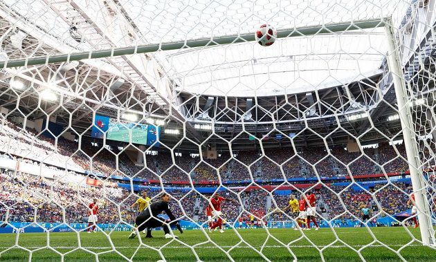 Brankář Švýcarů Yann Sommer nedokázal na změnu směru střely Emila Forsberga zareagovat.