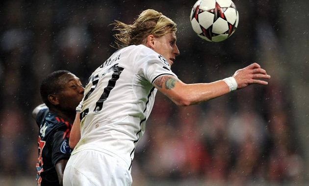 David Alaba z Bayernu (vlevo) a František Rajtoral z Plzně během utkání Ligy mistrů.