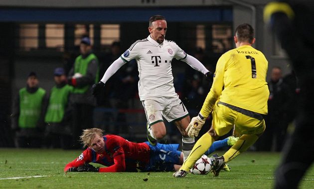 Franck Ribéry (v bílém) překonal ležícího Františka Rajtorala, ale plzeňského gólmana Matúše Kozáčika neprostřelil.