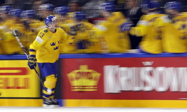 Mattias Janmark slaví gól se švédskými spoluhráči v semifinálové bitvě s USA.