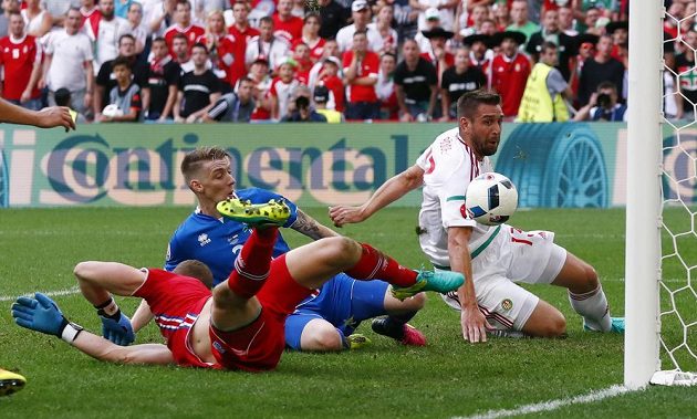 Islanďan Birkir Saevarsson (v modrém dresu) vlastním gólem srovnává na 1:1 bitvu s Maďary. Vpravo Daniel Böde, vlevo brankář Hannes Halldorsson.