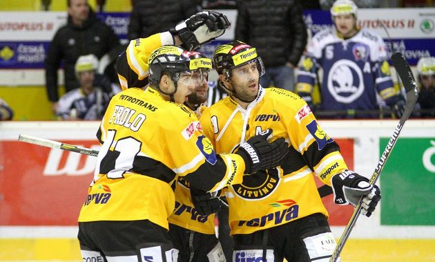 Litvínovští hráči Tomáš Frolo, Jiří Šlégr a Martin Ručinský se radují z gólu posledně jmenovaného proti Plzni.