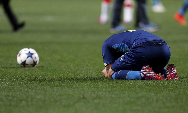 Zklamaný záložník Arsenalu Mesut Özil po skončení odvetného osmifinálového duelu Ligy mistrů v Monaku.