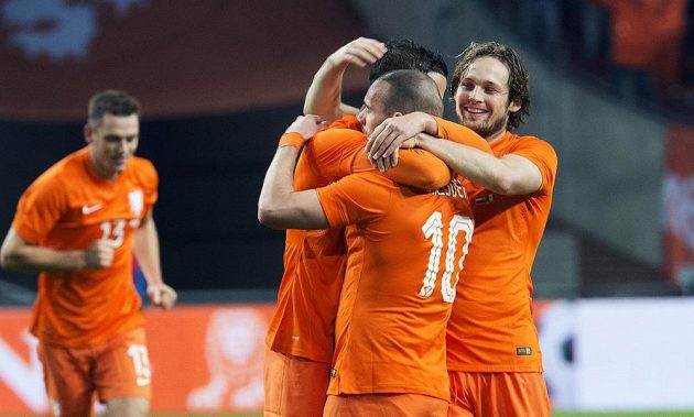 Nizozemští fotbalisté slaví gól v přípravném zápase s Mexikem, z vítězství 3:2 se však radovali hráči Tricolor.