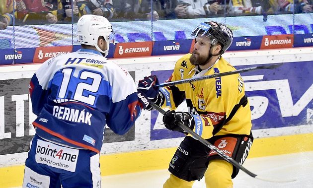 Leoš Čermák z Brna a Michal Trávníček z Litvínova v souboji během extraligového utkání.