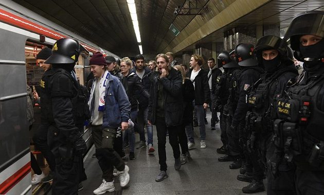 Fanoušci FC Kodaň vpodvečer na stanici metra Můstek, odkud se přesouvali za asistence policistů na stadion v Edenu.