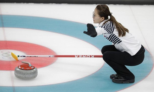 Korejka Kim Eun-jung v ženském finále v curlingu, kde bojoval o zlato domácí výběr se Švédkami.