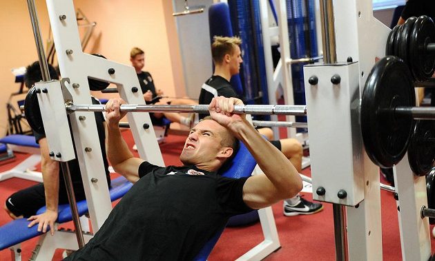 Obránce Sparty Praha Pavel Kadeřábek v posilovně během kondičního soustředění v Třeboni.