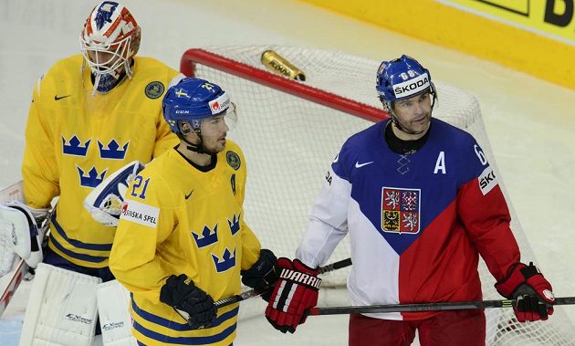 Utkání o bronz na hokejovém MS mezi Českem a Švédskem. Zleva švédský brankář Anders Nilsson, Jimmie Ericsson ze Švédska a český reprezentant Jaromír Jágr.