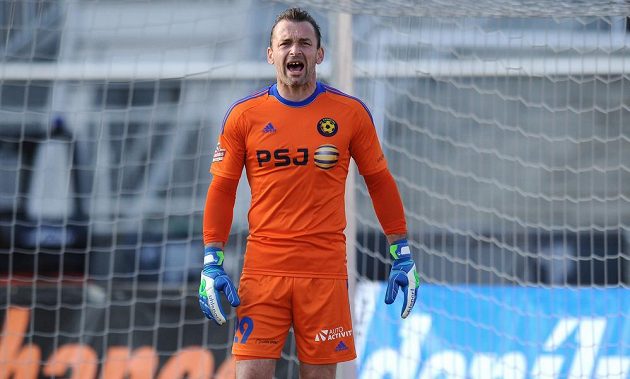 Brankář Vysočiny Jihlava Jaromír Blažek v utkání 19. kola fotbalové Gambrinus ligy na hřišti pražské Dukly.
