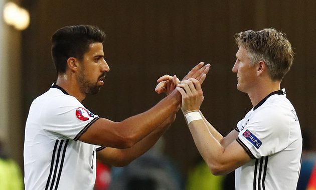 Sami Khedira (vlevo) kvůli zranění brzy čtvrtfinále dohrál, nahradil ho Bastian Schweinsteiger.
