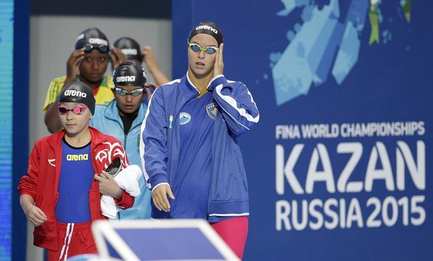 Desetiletá Alzain Tareqová (vlevo) z Bahrajnu se chystá na závod 50 m motýlek na mistrovství světa v ruské Kazani.
