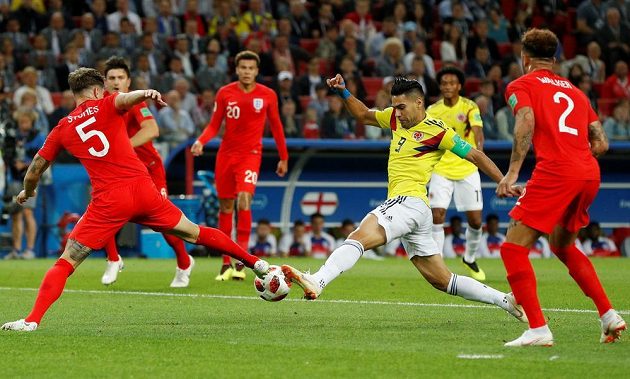 Kolumbijský útočník Falcao se neúspěšně probíjí skrz anglickou obranu. Stoper John Stones mu odebírá čistým způsobem míč.