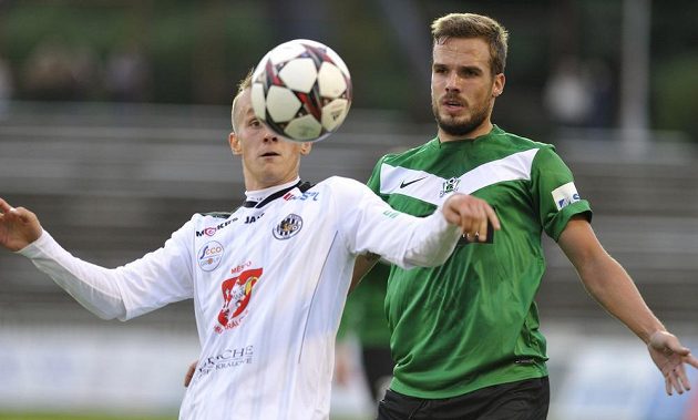 Ondřej Kraják z Hradce Králové (vlevo) a Filip Novák z Jablonce v utkání 3. kola Poháru České pošty.