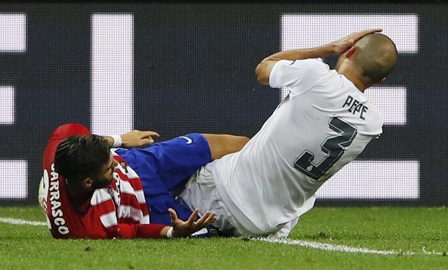 Yannick Carrasco z Atlétika trefil ve finále Ligy mistrů Pepeho nechtěně do spánku, portugalský zadák ale po úderu svého soupeře vypadal, že mu hlava upadne.