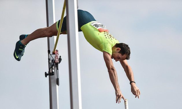 Tyčkař Renaud Lavillenie přeskakuje laťku na stojanech během Zlaté tretry v Ostravě.