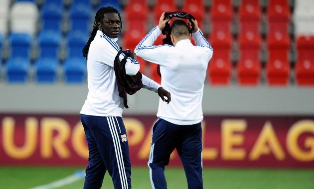 Útočník Lyonu Bafétimbi Gomis (vlevo) během předzápasového tréninku před odvetným utkáním osmifinále Evropské ligy s Plzní.