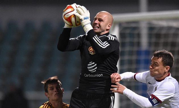 Brankář Dukly Praha Martin Chudý a útočník Sparty David Lafata během utkání 5. kola Synot ligy.