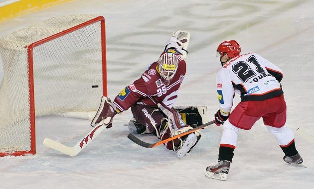 Takhle přišel brankář Sparty Filip Novotný v sérii o neprůstřelnost. Útočník Hradce Jaroslav Kudrna ve druhém čtvrtfinále střílí gól na 1:1.