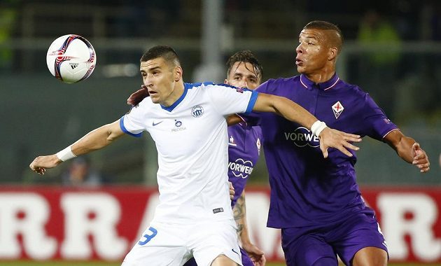 Miroslav Markovič z Liberce (vlevo) si kryje míč před Sebastianem de Maiem z Fiorentiny.