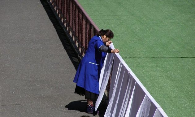 Na Stadiónu republiky v Jerevanu, kde se bude hrát úterní kvalifikační utkání Arménie - Česko, posloužily reklamní panely během pondělního odpoledne jako sušák prádla.