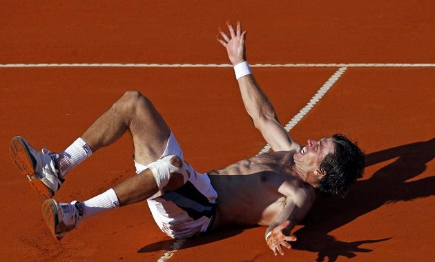 Ač bez trika, neváhal se Argentinec Carlos Berlocq vyválet i na antukovém kurtu, kde dobyl slavné vítězství proti Francii.