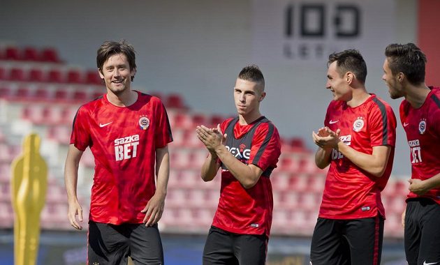 Potlesk pro legendu... Zleva Tomáš Rosický, Srdjan Plavšič, Vjačeslav Karavajev a Václav Kadlec.