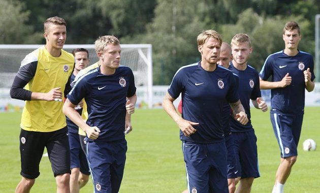 Sparťané během tréninku v Brunecku. Vpředu zleva Ladislav Krejčí a Radoslav Kováč.