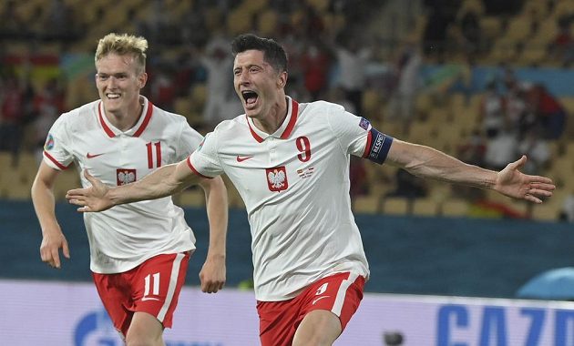 Polský snajpr Robert Lewandowski (vpravo) vyrovnal v duelu proti Španělsku na 1:1 a udržel svému týmu postupové naděje.