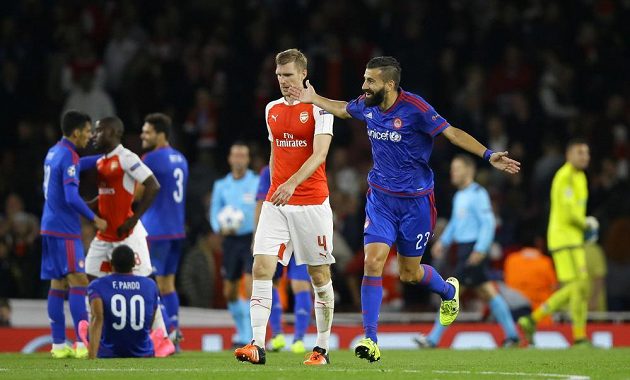 Dimitris Siovas (vpravo) po utkání slavil, vedle něj obránce Arsenalu Per Mertesacker.