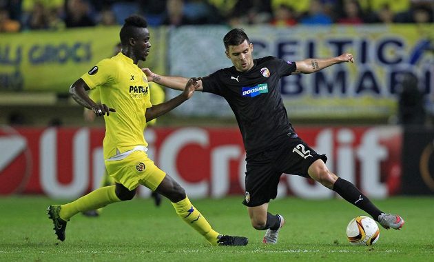 Plzeňský útočník Michal Ďuriš zkouší v zápase Evropské ligy obejít Erica Baillyho z Villarrealu.