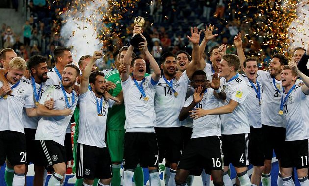 Kapitán Němců Julian Draxler jako první pozvedl pohár určený vítěznému týmu Poháru FIFA.