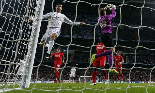 Cristiano Ronaldo z Realu Madrid (vlevo) dotírá na liverpoolskou branku střeženou Simonem Mignoletem.