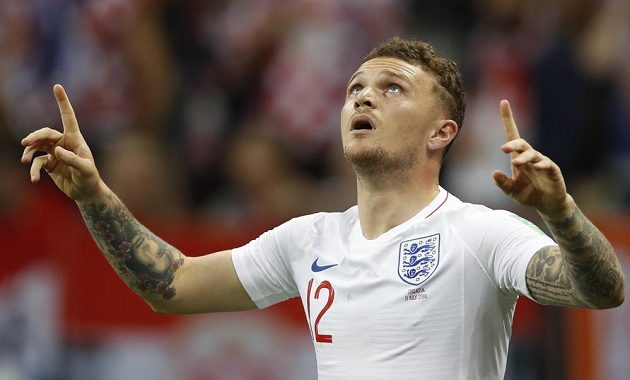 Pozdrav do nebe poslal anglický fotbalista Kieran Trippier poté, co vstřelil v semifinále MS gól Chorvatsku.