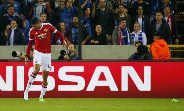Fotbalista Manchesteru United Chris Smalling ztratil kopačku během odvety play off Ligy mistrů proti Bruggám.