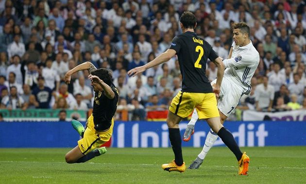 Nechat prostor Cristianu Ronaldovi z Realu Madrid se nevyplácí. Hvězda Bílého blaetu právě střílí druhý gól do sítě Atlétika Madrid v semifinále Ligy mistrů.