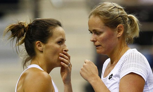 Německé hráčky Tatjana Mariaová (vlevo) a Anna-Lena Grönefeldová se domlouvají, jaký zvolí servis.