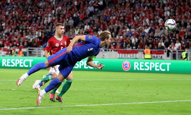 Anglický fotbalový reprezentant Harry Kane střílí gól na půdě Maďarska v kvalifikaci MS 2022.