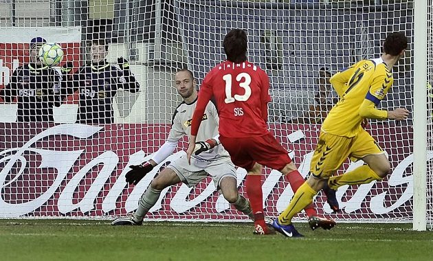 Jihlavský útočník Arnold Šimonek (vpravo) střílí gól brněnskému brankáři Martinu Doležalovi (vlevo) v pondělní dohrávce 22. kola Gambrinus ligy. Uprostřed