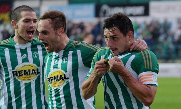 Zleva David Bartek z Bohemians, Matúš Mikuš z Bohemians a Josef Jindřišek z Bohemians se radují z gólu v utkání s Českými Budějovicemi.