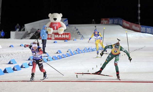 Vítězka sobotní stíhačky v Novém Městě na Moravě Marte Olsbuová Roeiselandová (vlevo) z Norska a druhá Dorothea Wiererová z Itálie. V pozadí dobíhá třetí Hanna Öbergová ze Švédska.
