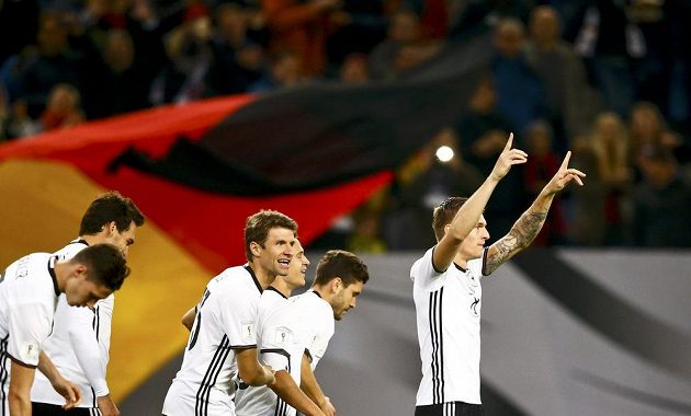 Němec Toni Kroos (vpravo) se se spoluhráči raduje po gólu proti českému týmu.