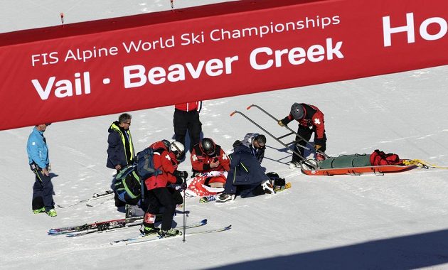 Ondřej Bank v péči lékařů a pořadatelů v cíli kombinačního sjezdu na MS v Beaver Creeku.