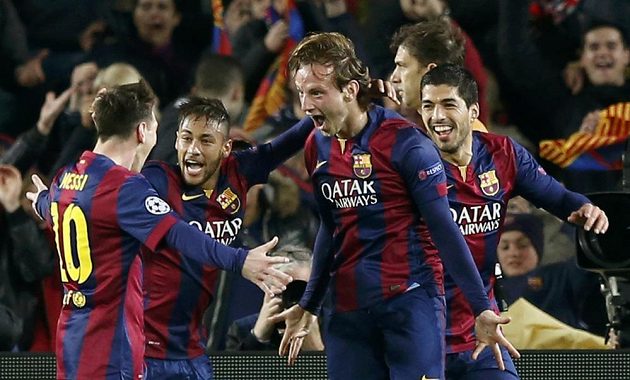 Ivan Rakitič (druhý zprava) děkuje spoluhráči Messimu (vlevo) za gólovou přihrávku, střelci gratulují i Neymar (uprostřed) a Luis Suárez.