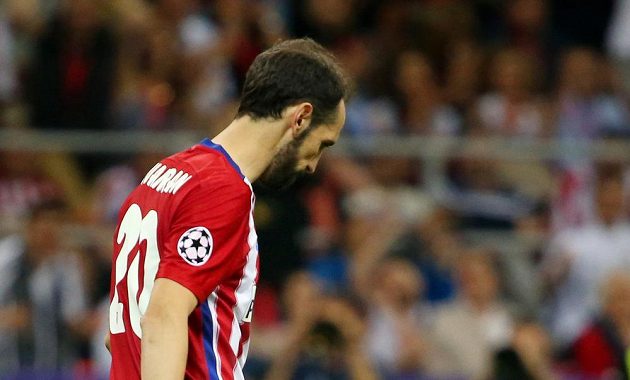 Zklamaný Juanfran z Atlétika po neproměněné penaltě v rozstřelu finále Ligy mistrů.